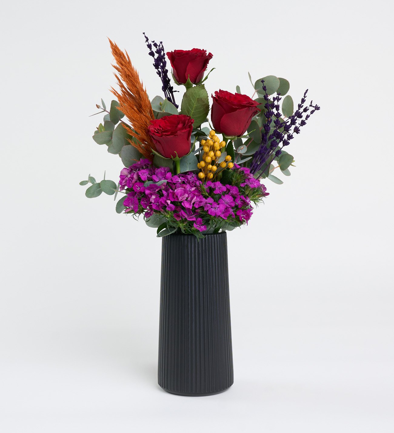 Siyah çizgili vazoda 3 gül  aranjmanı - Uşak Çiçek Evi