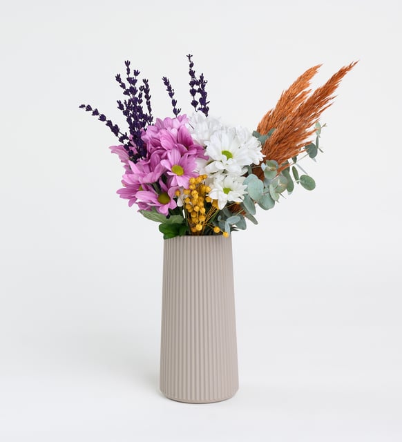 Bej çizgili vazoda pemve ve beyaz papatyalar - Uşak Çiçek Evi