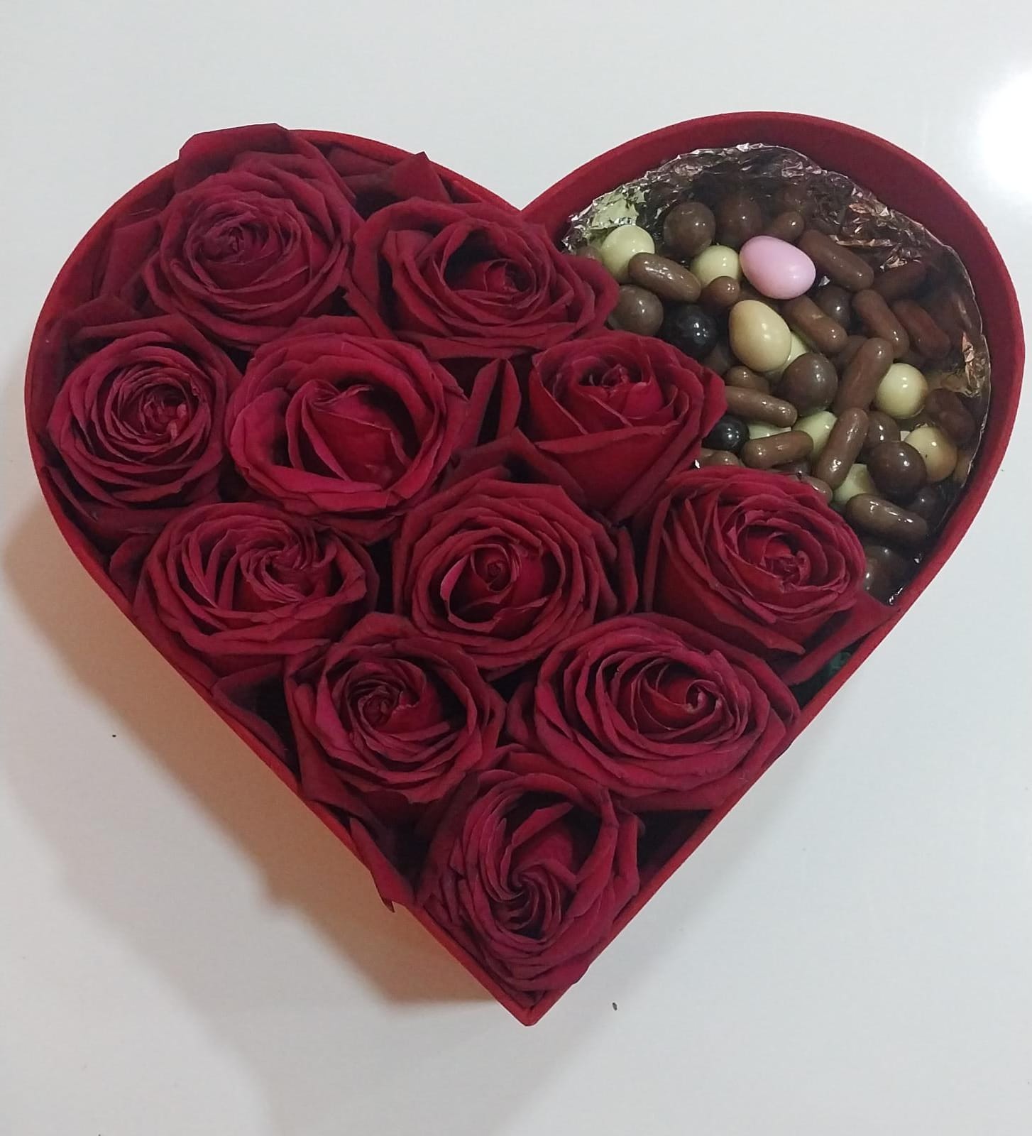 Kalpli Kadife Kutuda 11 Gül ve  Draje Çikolatalar  - Uşak Çiçek Evi