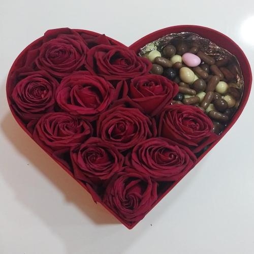 Kalpli Kadife Kutuda 11 Gül ve  Draje Çikolatalar 